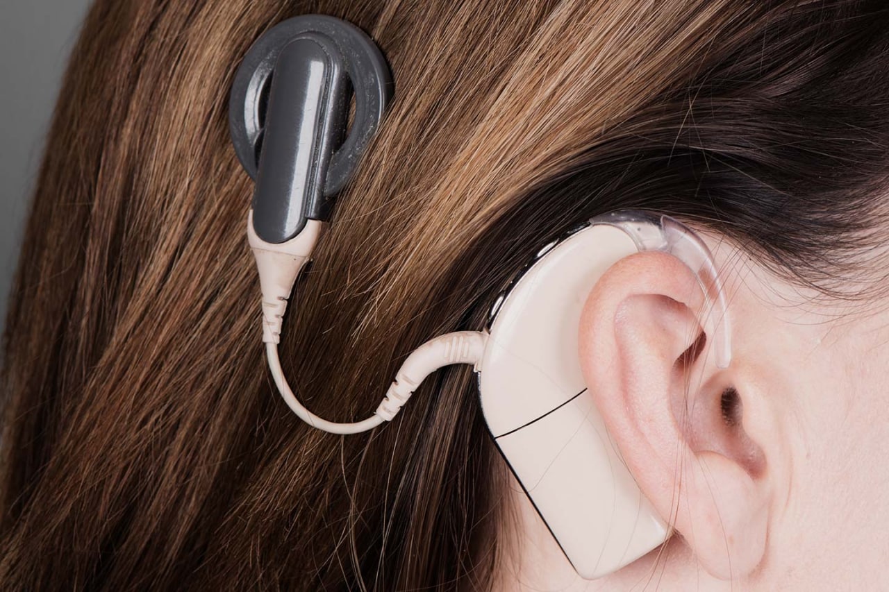 Как спрятать слуховой аппарат в прическе