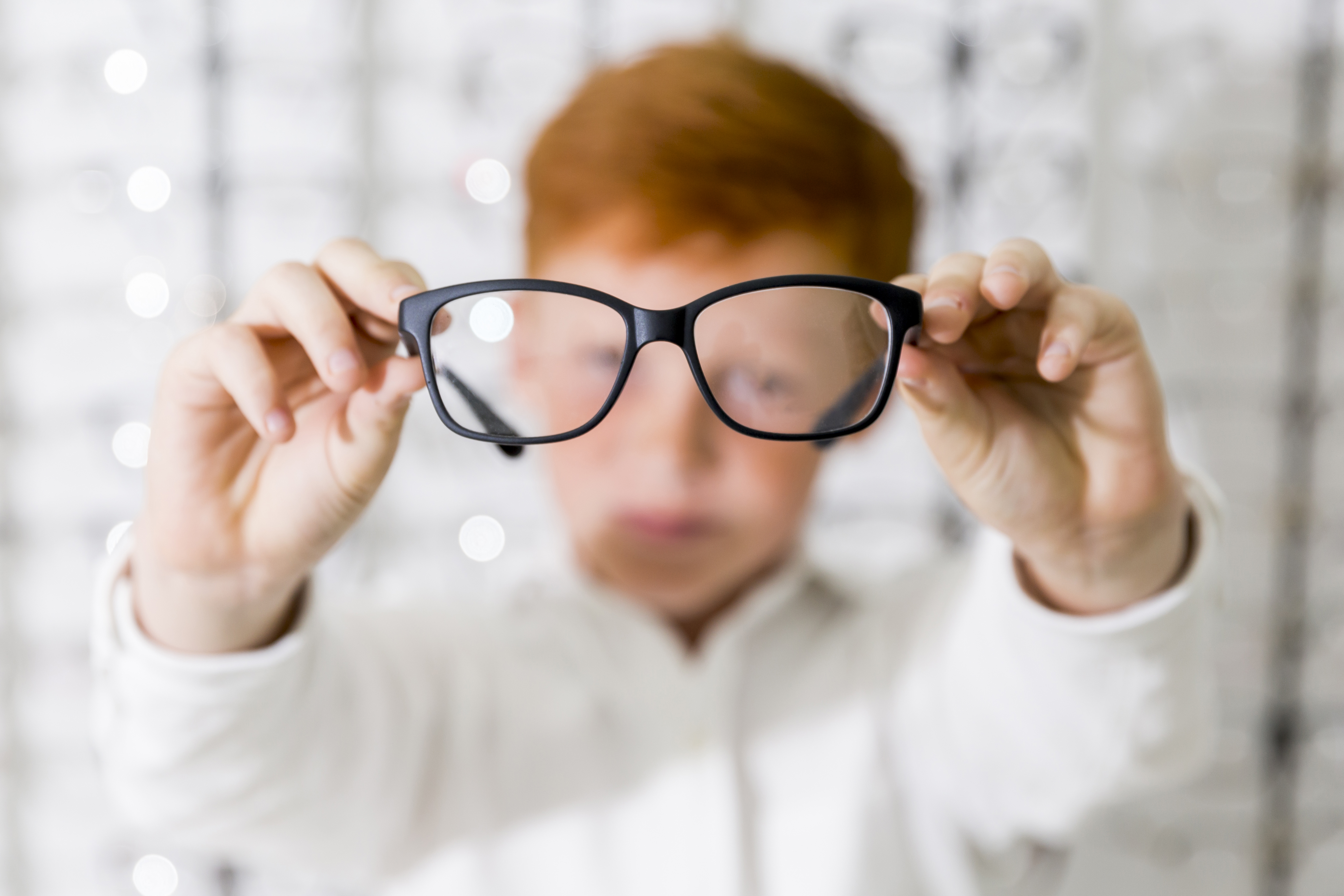 День плохого зрения. Дети в очках. Очки для детей. Дети с нарушением зрения. Нарушение зрения у школьников.